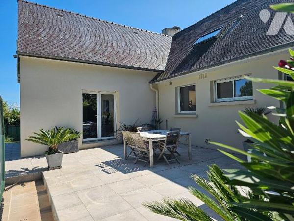 Aux portes de Cancale, maison avec superbe vue mer de la terrasse, comprenant : une entrée, sal...
