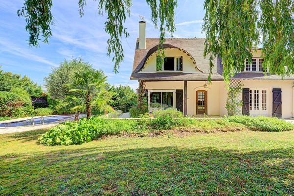 Maison 8 pièces à vendre à Chambourcy - 870 000 € 870 000 € **  - Référence  18387