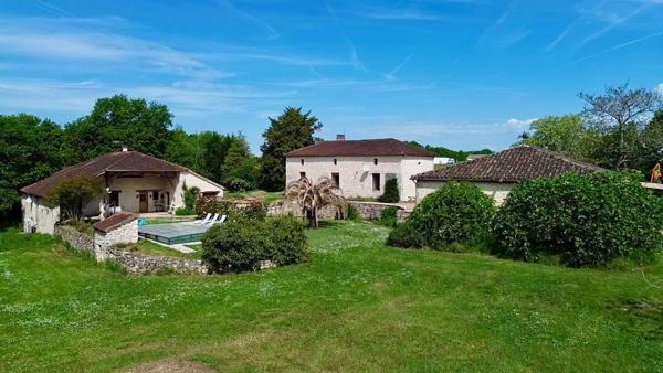 Propriété en pierre avec dépendances et piscine