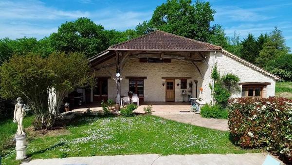 Propriété en pierre avec dépendances et piscine