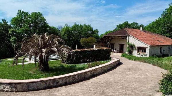 Propriété en pierre avec dépendances et piscine
