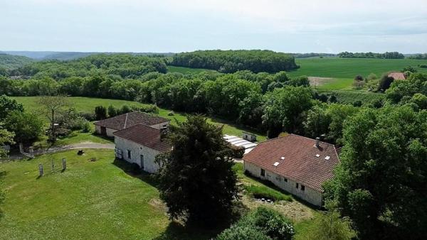 Propriété en pierre avec dépendances et piscine