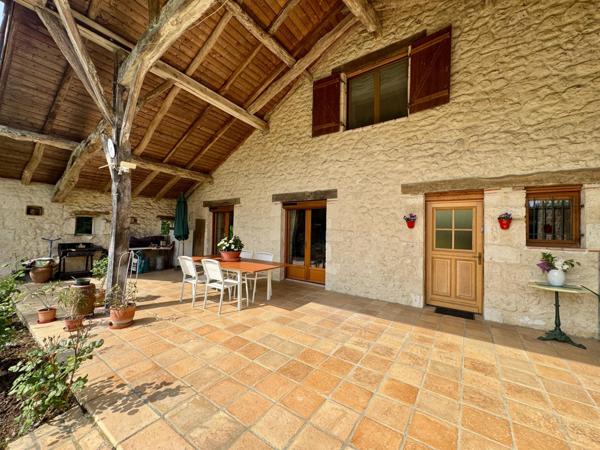 Propriété en pierre avec dépendances et piscine