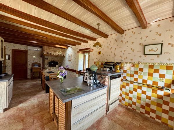 Propriété en pierre avec dépendances et piscine