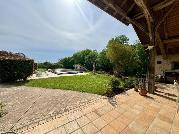 Propriété en pierre avec dépendances et piscine