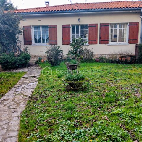 Maison de ville mitoyenne sur un coté.
Elle s'ouvre sur un couloir desservant sur une cuisine, un séjour, une salle à manger.
Trois chambres, une salle d'eau et un wc séparé.
Un sous-sol de 45m²,une cave de 10.85m².
Un garage habilité en logement de 83m² ( travaux à prévoir ) car inhabité plusieurs années, comprenant un séjour avec insert bois, une cuisine, 2chambres, salle d'eau, wc.
Les plus:
Isolation plafond sous-sol
Isolation combles 
Couverture de la maison refaite entièrement il y 5 ans
Assainissement tout à l'égout
Fibre optique
Le tout sur 1115m² de terrain aux abords de toutes commodités.
