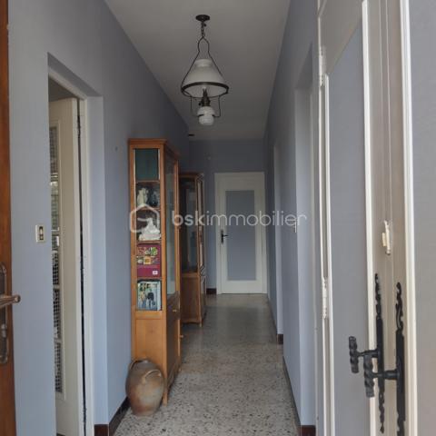 Maison de ville mitoyenne sur un coté.
Elle s'ouvre sur un couloir desservant sur une cuisine, un séjour, une salle à manger.
Trois chambres, une salle d'eau et un wc séparé.
Un sous-sol de 45m²,une cave de 10.85m².
Un garage habilité en logement de 83m² ( travaux à prévoir ) car inhabité plusieurs années, comprenant un séjour avec insert bois, une cuisine, 2chambres, salle d'eau, wc.
Les plus:
Isolation plafond sous-sol
Isolation combles 
Couverture de la maison refaite entièrement il y 5 ans
Assainissement tout à l'égout
Fibre optique
Le tout sur 1115m² de terrain aux abords de toutes commodités.