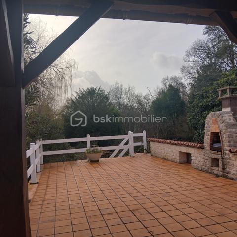 Maison de ville mitoyenne sur un coté.
Elle s'ouvre sur un couloir desservant sur une cuisine, un séjour, une salle à manger.
Trois chambres, une salle d'eau et un wc séparé.
Un sous-sol de 45m²,une cave de 10.85m².
Un garage habilité en logement de 83m² ( travaux à prévoir ) car inhabité plusieurs années, comprenant un séjour avec insert bois, une cuisine, 2chambres, salle d'eau, wc.
Les plus:
Isolation plafond sous-sol
Isolation combles 
Couverture de la maison refaite entièrement il y 5 ans
Assainissement tout à l'égout
Fibre optique
Le tout sur 1115m² de terrain aux abords de toutes commodités.