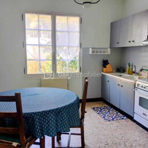 Maison de ville mitoyenne sur un coté.
Elle s'ouvre sur un couloir desservant sur une cuisine, un séjour, une salle à manger.
Trois chambres, une salle d'eau et un wc séparé.
Un sous-sol de 45m²,une cave de 10.85m².
Un garage habilité en logement de 83m² ( travaux à prévoir ) car inhabité plusieurs années, comprenant un séjour avec insert bois, une cuisine, 2chambres, salle d'eau, wc.
Les plus:
Isolation plafond sous-sol
Isolation combles 
Couverture de la maison refaite entièrement il y 5 ans
Assainissement tout à l'égout
Fibre optique
Le tout sur 1115m² de terrain aux abords de toutes commodités.