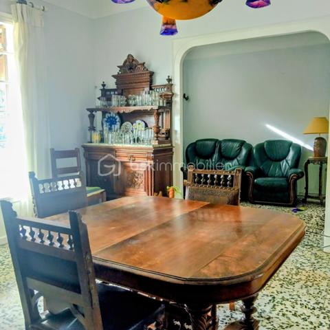 Maison de ville mitoyenne sur un coté.
Elle s'ouvre sur un couloir desservant sur une cuisine, un séjour, une salle à manger.
Trois chambres, une salle d'eau et un wc séparé.
Un sous-sol de 45m²,une cave de 10.85m².
Un garage habilité en logement de 83m² ( travaux à prévoir ) car inhabité plusieurs années, comprenant un séjour avec insert bois, une cuisine, 2chambres, salle d'eau, wc.
Les plus:
Isolation plafond sous-sol
Isolation combles 
Couverture de la maison refaite entièrement il y 5 ans
Assainissement tout à l'égout
Fibre optique
Le tout sur 1115m² de terrain aux abords de toutes commodités.