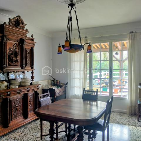 Maison de ville mitoyenne sur un coté.
Elle s'ouvre sur un couloir desservant sur une cuisine, un séjour, une salle à manger.
Trois chambres, une salle d'eau et un wc séparé.
Un sous-sol de 45m²,une cave de 10.85m².
Un garage habilité en logement de 83m² ( travaux à prévoir ) car inhabité plusieurs années, comprenant un séjour avec insert bois, une cuisine, 2chambres, salle d'eau, wc.
Les plus:
Isolation plafond sous-sol
Isolation combles 
Couverture de la maison refaite entièrement il y 5 ans
Assainissement tout à l'égout
Fibre optique
Le tout sur 1115m² de terrain aux abords de toutes commodités.