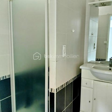 Maison de ville mitoyenne sur un coté.
Elle s'ouvre sur un couloir desservant sur une cuisine, un séjour, une salle à manger.
Trois chambres, une salle d'eau et un wc séparé.
Un sous-sol de 45m²,une cave de 10.85m².
Un garage habilité en logement de 83m² ( travaux à prévoir ) car inhabité plusieurs années, comprenant un séjour avec insert bois, une cuisine, 2chambres, salle d'eau, wc.
Les plus:
Isolation plafond sous-sol
Isolation combles 
Couverture de la maison refaite entièrement il y 5 ans
Assainissement tout à l'égout
Fibre optique
Le tout sur 1115m² de terrain aux abords de toutes commodités.