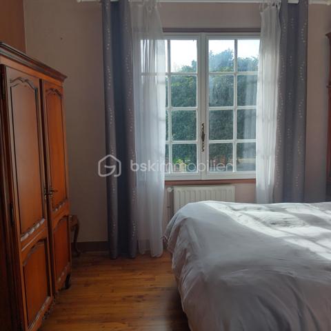 Maison de ville mitoyenne sur un coté.
Elle s'ouvre sur un couloir desservant sur une cuisine, un séjour, une salle à manger.
Trois chambres, une salle d'eau et un wc séparé.
Un sous-sol de 45m²,une cave de 10.85m².
Un garage habilité en logement de 83m² ( travaux à prévoir ) car inhabité plusieurs années, comprenant un séjour avec insert bois, une cuisine, 2chambres, salle d'eau, wc.
Les plus:
Isolation plafond sous-sol
Isolation combles 
Couverture de la maison refaite entièrement il y 5 ans
Assainissement tout à l'égout
Fibre optique
Le tout sur 1115m² de terrain aux abords de toutes commodités.