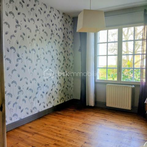 Maison de ville mitoyenne sur un coté.
Elle s'ouvre sur un couloir desservant sur une cuisine, un séjour, une salle à manger.
Trois chambres, une salle d'eau et un wc séparé.
Un sous-sol de 45m²,une cave de 10.85m².
Un garage habilité en logement de 83m² ( travaux à prévoir ) car inhabité plusieurs années, comprenant un séjour avec insert bois, une cuisine, 2chambres, salle d'eau, wc.
Les plus:
Isolation plafond sous-sol
Isolation combles 
Couverture de la maison refaite entièrement il y 5 ans
Assainissement tout à l'égout
Fibre optique
Le tout sur 1115m² de terrain aux abords de toutes commodités.