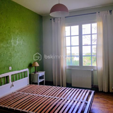 Maison de ville mitoyenne sur un coté.
Elle s'ouvre sur un couloir desservant sur une cuisine, un séjour, une salle à manger.
Trois chambres, une salle d'eau et un wc séparé.
Un sous-sol de 45m²,une cave de 10.85m².
Un garage habilité en logement de 83m² ( travaux à prévoir ) car inhabité plusieurs années, comprenant un séjour avec insert bois, une cuisine, 2chambres, salle d'eau, wc.
Les plus:
Isolation plafond sous-sol
Isolation combles 
Couverture de la maison refaite entièrement il y 5 ans
Assainissement tout à l'égout
Fibre optique
Le tout sur 1115m² de terrain aux abords de toutes commodités.