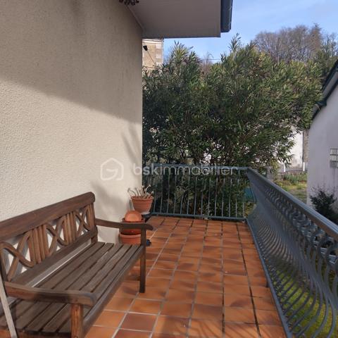 Maison de ville mitoyenne sur un coté.
Elle s'ouvre sur un couloir desservant sur une cuisine, un séjour, une salle à manger.
Trois chambres, une salle d'eau et un wc séparé.
Un sous-sol de 45m²,une cave de 10.85m².
Un garage habilité en logement de 83m² ( travaux à prévoir ) car inhabité plusieurs années, comprenant un séjour avec insert bois, une cuisine, 2chambres, salle d'eau, wc.
Les plus:
Isolation plafond sous-sol
Isolation combles 
Couverture de la maison refaite entièrement il y 5 ans
Assainissement tout à l'égout
Fibre optique
Le tout sur 1115m² de terrain aux abords de toutes commodités.