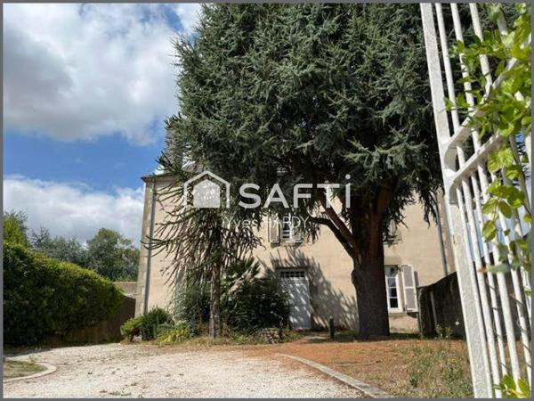 15 Mn Les Herbiers. 50 Mn de Nantes. RARE : Demeure de caractère. 5 Ch. Beau terrain.