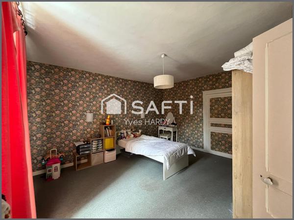 15 Mn Les Herbiers. 50 Mn de Nantes. RARE : Demeure de caractère. 5 Ch. Beau terrain.