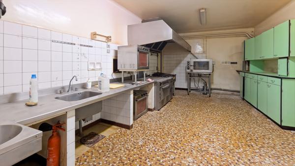 Ancien hôtel-restaurant, nombreuses possibilités de projet!