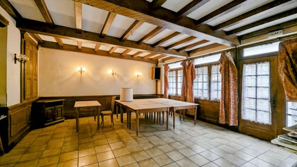 Ancien hôtel-restaurant, nombreuses possibilités de projet!