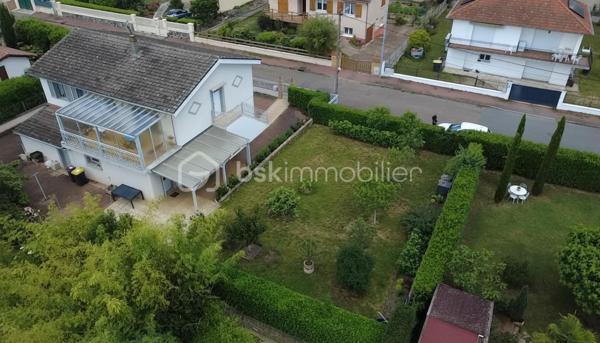 EXCLUSIVITE. À Mably, dans un secteur calme et proche des commodités, découvrez cette maison familiale d'environ 150 m² habitables édifiée sur un terrain clos de 705 m².
Elle offre de beaux volumes avec un salon, deux espaces repas, 5 chambres, 2 cuisines équipées, 2 salles d'eau et 2 WC. Son agencement permet également d'envisager un logement indépendant, un projet intergénérationnel ou une activité à domicile.
Vous bénéficierez également d'un garage, d'une cave, du double vitrage et d'une maison saine et bien entretenue.
À l'extérieur, le terrain est idéal pour profiter des beaux jours tout en restant facile à entretenir.
Les + :
150 m² habitables sur 2 niveaux
5 chambres dont une en rdc
Terrain de 705 m² clôturé
Garage avec porte motorisée et cave
Double vitrage alu et PVC
Proche commerces, écoles et services

À découvrir rapidement.