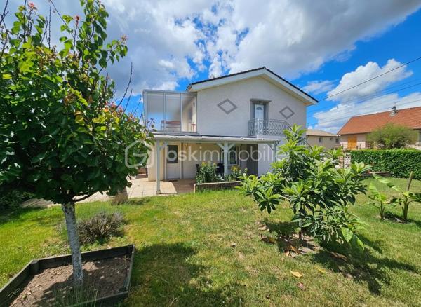 EXCLUSIVITE. À Mably, dans un secteur calme et proche des commodités, découvrez cette maison familiale d'environ 150 m² habitables édifiée sur un terrain clos de 705 m².
Elle offre de beaux volumes avec un salon, deux espaces repas, 5 chambres, 2 cuisines équipées, 2 salles d'eau et 2 WC. Son agencement permet également d'envisager un logement indépendant, un projet intergénérationnel ou une activité à domicile.
Vous bénéficierez également d'un garage, d'une cave, du double vitrage et d'une maison saine et bien entretenue.
À l'extérieur, le terrain est idéal pour profiter des beaux jours tout en restant facile à entretenir.
Les + :
150 m² habitables sur 2 niveaux
5 chambres dont une en rdc
Terrain de 705 m² clôturé
Garage avec porte motorisée et cave
Double vitrage alu et PVC
Proche commerces, écoles et services

À découvrir rapidement.