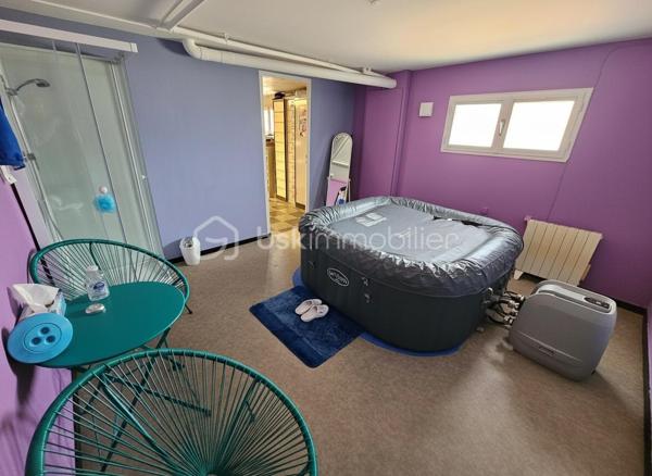 EXCLUSIVITE. À Mably, dans un secteur calme et proche des commodités, découvrez cette maison familiale d'environ 150 m² habitables édifiée sur un terrain clos de 705 m².
Elle offre de beaux volumes avec un salon, deux espaces repas, 5 chambres, 2 cuisines équipées, 2 salles d'eau et 2 WC. Son agencement permet également d'envisager un logement indépendant, un projet intergénérationnel ou une activité à domicile.
Vous bénéficierez également d'un garage, d'une cave, du double vitrage et d'une maison saine et bien entretenue.
À l'extérieur, le terrain est idéal pour profiter des beaux jours tout en restant facile à entretenir.
Les + :
150 m² habitables sur 2 niveaux
5 chambres dont une en rdc
Terrain de 705 m² clôturé
Garage avec porte motorisée et cave
Double vitrage alu et PVC
Proche commerces, écoles et services

À découvrir rapidement.