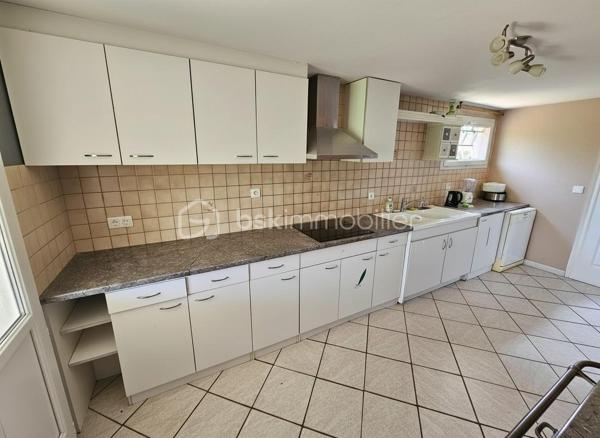 EXCLUSIVITE. À Mably, dans un secteur calme et proche des commodités, découvrez cette maison familiale d'environ 150 m² habitables édifiée sur un terrain clos de 705 m².
Elle offre de beaux volumes avec un salon, deux espaces repas, 5 chambres, 2 cuisines équipées, 2 salles d'eau et 2 WC. Son agencement permet également d'envisager un logement indépendant, un projet intergénérationnel ou une activité à domicile.
Vous bénéficierez également d'un garage, d'une cave, du double vitrage et d'une maison saine et bien entretenue.
À l'extérieur, le terrain est idéal pour profiter des beaux jours tout en restant facile à entretenir.
Les + :
150 m² habitables sur 2 niveaux
5 chambres dont une en rdc
Terrain de 705 m² clôturé
Garage avec porte motorisée et cave
Double vitrage alu et PVC
Proche commerces, écoles et services

À découvrir rapidement.