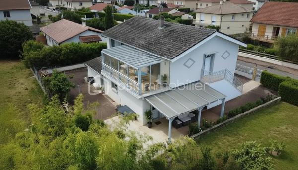 EXCLUSIVITE. À Mably, dans un secteur calme et proche des commodités, découvrez cette maison familiale d'environ 150 m² habitables édifiée sur un terrain clos de 705 m².
Elle offre de beaux volumes avec un salon, deux espaces repas, 5 chambres, 2 cuisines équipées, 2 salles d'eau et 2 WC. Son agencement permet également d'envisager un logement indépendant, un projet intergénérationnel ou une activité à domicile.
Vous bénéficierez également d'un garage, d'une cave, du double vitrage et d'une maison saine et bien entretenue.
À l'extérieur, le terrain est idéal pour profiter des beaux jours tout en restant facile à entretenir.
Les + :
150 m² habitables sur 2 niveaux
5 chambres dont une en rdc
Terrain de 705 m² clôturé
Garage avec porte motorisée et cave
Double vitrage alu et PVC
Proche commerces, écoles et services

À découvrir rapidement.