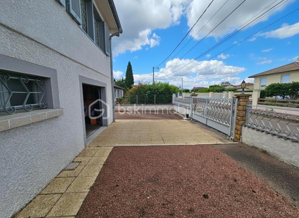 EXCLUSIVITE. À Mably, dans un secteur calme et proche des commodités, découvrez cette maison familiale d'environ 150 m² habitables édifiée sur un terrain clos de 705 m².
Elle offre de beaux volumes avec un salon, deux espaces repas, 5 chambres, 2 cuisines équipées, 2 salles d'eau et 2 WC. Son agencement permet également d'envisager un logement indépendant, un projet intergénérationnel ou une activité à domicile.
Vous bénéficierez également d'un garage, d'une cave, du double vitrage et d'une maison saine et bien entretenue.
À l'extérieur, le terrain est idéal pour profiter des beaux jours tout en restant facile à entretenir.
Les + :
150 m² habitables sur 2 niveaux
5 chambres dont une en rdc
Terrain de 705 m² clôturé
Garage avec porte motorisée et cave
Double vitrage alu et PVC
Proche commerces, écoles et services

À découvrir rapidement.