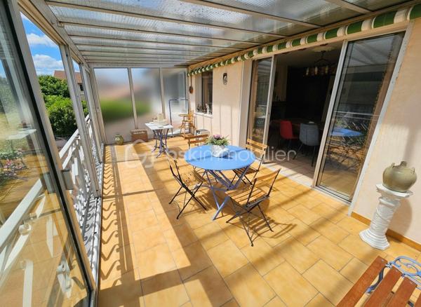 EXCLUSIVITE. À Mably, dans un secteur calme et proche des commodités, découvrez cette maison familiale d'environ 150 m² habitables édifiée sur un terrain clos de 705 m².
Elle offre de beaux volumes avec un salon, deux espaces repas, 5 chambres, 2 cuisines équipées, 2 salles d'eau et 2 WC. Son agencement permet également d'envisager un logement indépendant, un projet intergénérationnel ou une activité à domicile.
Vous bénéficierez également d'un garage, d'une cave, du double vitrage et d'une maison saine et bien entretenue.
À l'extérieur, le terrain est idéal pour profiter des beaux jours tout en restant facile à entretenir.
Les + :
150 m² habitables sur 2 niveaux
5 chambres dont une en rdc
Terrain de 705 m² clôturé
Garage avec porte motorisée et cave
Double vitrage alu et PVC
Proche commerces, écoles et services

À découvrir rapidement.