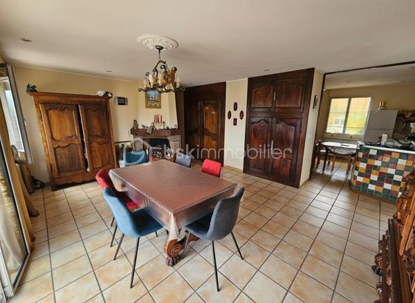 EXCLUSIVITE. À Mably, dans un secteur calme et proche des commodités, découvrez cette maison familiale d'environ 150 m² habitables édifiée sur un terrain clos de 705 m².
Elle offre de beaux volumes avec un salon, deux espaces repas, 5 chambres, 2 cuisines équipées, 2 salles d'eau et 2 WC. Son agencement permet également d'envisager un logement indépendant, un projet intergénérationnel ou une activité à domicile.
Vous bénéficierez également d'un garage, d'une cave, du double vitrage et d'une maison saine et bien entretenue.
À l'extérieur, le terrain est idéal pour profiter des beaux jours tout en restant facile à entretenir.
Les + :
150 m² habitables sur 2 niveaux
5 chambres dont une en rdc
Terrain de 705 m² clôturé
Garage avec porte motorisée et cave
Double vitrage alu et PVC
Proche commerces, écoles et services

À découvrir rapidement.