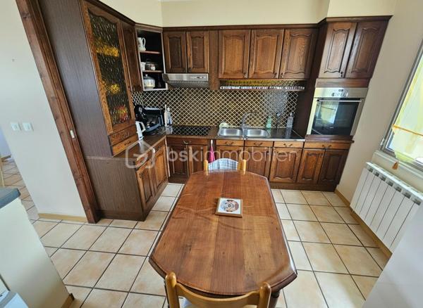 EXCLUSIVITE. À Mably, dans un secteur calme et proche des commodités, découvrez cette maison familiale d'environ 150 m² habitables édifiée sur un terrain clos de 705 m².
Elle offre de beaux volumes avec un salon, deux espaces repas, 5 chambres, 2 cuisines équipées, 2 salles d'eau et 2 WC. Son agencement permet également d'envisager un logement indépendant, un projet intergénérationnel ou une activité à domicile.
Vous bénéficierez également d'un garage, d'une cave, du double vitrage et d'une maison saine et bien entretenue.
À l'extérieur, le terrain est idéal pour profiter des beaux jours tout en restant facile à entretenir.
Les + :
150 m² habitables sur 2 niveaux
5 chambres dont une en rdc
Terrain de 705 m² clôturé
Garage avec porte motorisée et cave
Double vitrage alu et PVC
Proche commerces, écoles et services

À découvrir rapidement.