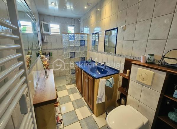 EXCLUSIVITE. À Mably, dans un secteur calme et proche des commodités, découvrez cette maison familiale d'environ 150 m² habitables édifiée sur un terrain clos de 705 m².
Elle offre de beaux volumes avec un salon, deux espaces repas, 5 chambres, 2 cuisines équipées, 2 salles d'eau et 2 WC. Son agencement permet également d'envisager un logement indépendant, un projet intergénérationnel ou une activité à domicile.
Vous bénéficierez également d'un garage, d'une cave, du double vitrage et d'une maison saine et bien entretenue.
À l'extérieur, le terrain est idéal pour profiter des beaux jours tout en restant facile à entretenir.
Les + :
150 m² habitables sur 2 niveaux
5 chambres dont une en rdc
Terrain de 705 m² clôturé
Garage avec porte motorisée et cave
Double vitrage alu et PVC
Proche commerces, écoles et services

À découvrir rapidement.