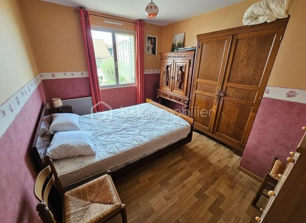 EXCLUSIVITE. À Mably, dans un secteur calme et proche des commodités, découvrez cette maison familiale d'environ 150 m² habitables édifiée sur un terrain clos de 705 m².
Elle offre de beaux volumes avec un salon, deux espaces repas, 5 chambres, 2 cuisines équipées, 2 salles d'eau et 2 WC. Son agencement permet également d'envisager un logement indépendant, un projet intergénérationnel ou une activité à domicile.
Vous bénéficierez également d'un garage, d'une cave, du double vitrage et d'une maison saine et bien entretenue.
À l'extérieur, le terrain est idéal pour profiter des beaux jours tout en restant facile à entretenir.
Les + :
150 m² habitables sur 2 niveaux
5 chambres dont une en rdc
Terrain de 705 m² clôturé
Garage avec porte motorisée et cave
Double vitrage alu et PVC
Proche commerces, écoles et services

À découvrir rapidement.