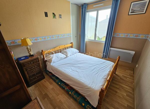 EXCLUSIVITE. À Mably, dans un secteur calme et proche des commodités, découvrez cette maison familiale d'environ 150 m² habitables édifiée sur un terrain clos de 705 m².
Elle offre de beaux volumes avec un salon, deux espaces repas, 5 chambres, 2 cuisines équipées, 2 salles d'eau et 2 WC. Son agencement permet également d'envisager un logement indépendant, un projet intergénérationnel ou une activité à domicile.
Vous bénéficierez également d'un garage, d'une cave, du double vitrage et d'une maison saine et bien entretenue.
À l'extérieur, le terrain est idéal pour profiter des beaux jours tout en restant facile à entretenir.
Les + :
150 m² habitables sur 2 niveaux
5 chambres dont une en rdc
Terrain de 705 m² clôturé
Garage avec porte motorisée et cave
Double vitrage alu et PVC
Proche commerces, écoles et services

À découvrir rapidement.