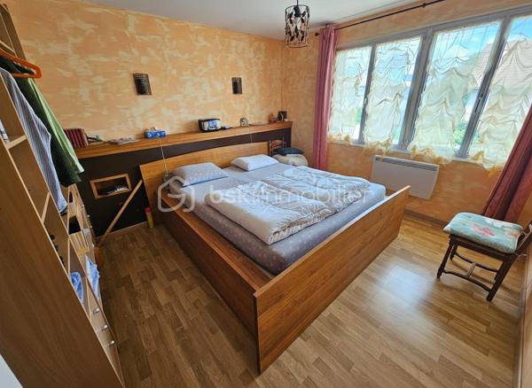 EXCLUSIVITE. À Mably, dans un secteur calme et proche des commodités, découvrez cette maison familiale d'environ 150 m² habitables édifiée sur un terrain clos de 705 m².
Elle offre de beaux volumes avec un salon, deux espaces repas, 5 chambres, 2 cuisines équipées, 2 salles d'eau et 2 WC. Son agencement permet également d'envisager un logement indépendant, un projet intergénérationnel ou une activité à domicile.
Vous bénéficierez également d'un garage, d'une cave, du double vitrage et d'une maison saine et bien entretenue.
À l'extérieur, le terrain est idéal pour profiter des beaux jours tout en restant facile à entretenir.
Les + :
150 m² habitables sur 2 niveaux
5 chambres dont une en rdc
Terrain de 705 m² clôturé
Garage avec porte motorisée et cave
Double vitrage alu et PVC
Proche commerces, écoles et services

À découvrir rapidement.