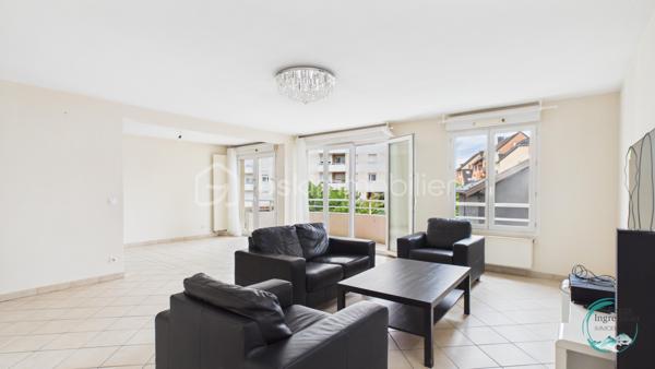 Vous recherchez un bien offrant un accès immédiat à Genève tout en bénéficiant des avantages du marché immobilier français ? 
Découvrez ce superbe appartement T4 idéalement situé à seulement 200 mètres de la douane de Moillesulaz, au pied du tramway reliant directement le centre de Genève.

Situé au 2ᵉ étage d’une résidence avec ascenseur, cet appartement séduit dès l’entrée par ses volumes généreux, sa luminosité remarquable et son agencement parfaitement pensé pour une vie de famille ou un investissement patrimonial de qualité.

Il se compose d’une entrée avec placards, d’une vaste pièce de vie baignée de lumière avec cuisine ouverte sur le séjour, donnant accès à un premier balcon. L’espace nuit comprend une suite parentale avec salle de douches, toilettes privatives et accès direct à un agréable balcon-terrasse, deux chambres supplémentaires, une salle de bains ainsi qu’un WC indépendant.

Les prestations offrent un bon niveau de confort : huisseries PVC double vitrage, volets roulants électriques avec télécommande, interphone, chauffage individuel au gaz, système d’alarme existant et nombreux rangements.

En annexes, vous bénéficierez d’une cave ainsi que d’un garage fermé de type box équipé d’une porte motorisée, un véritable atout dans ce secteur très recherché.

Un emplacement stratégique pour les frontaliers :
À 200 m de la douane de Moillesulaz,
Tramway au pied de l’immeuble,
Accès rapide au centre-ville de Genève,
Commerces, écoles et services accessibles à pied,
Un investissement sécurisé et rentable.

Le bien était précédemment loué en location longue durée pour 2 100 € par mois auxquels s’ajoutaient 100 € de charges, témoignant de la forte attractivité locative du secteur auprès des travailleurs genevois.

Charges de copropriété : environ 740 € par trimestre comprenant l’eau froide, l’entretien des parties communes et l’ascenseur.

Que vous soyez à la recherche de votre résidence principale à proximité immédiate de Genève ou d’un investissement locatif à fort potentiel dans un secteur où la demande reste soutenue, cet appartement constitue une opportunité rare à la frontière suisse.

À visiter sans tarder.