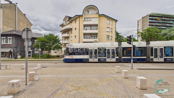 Vous recherchez un bien offrant un accès immédiat à Genève tout en bénéficiant des avantages du marché immobilier français ? 
Découvrez ce superbe appartement T4 idéalement situé à seulement 200 mètres de la douane de Moillesulaz, au pied du tramway reliant directement le centre de Genève.

Situé au 2ᵉ étage d’une résidence avec ascenseur, cet appartement séduit dès l’entrée par ses volumes généreux, sa luminosité remarquable et son agencement parfaitement pensé pour une vie de famille ou un investissement patrimonial de qualité.

Il se compose d’une entrée avec placards, d’une vaste pièce de vie baignée de lumière avec cuisine ouverte sur le séjour, donnant accès à un premier balcon. L’espace nuit comprend une suite parentale avec salle de douches, toilettes privatives et accès direct à un agréable balcon-terrasse, deux chambres supplémentaires, une salle de bains ainsi qu’un WC indépendant.

Les prestations offrent un bon niveau de confort : huisseries PVC double vitrage, volets roulants électriques avec télécommande, interphone, chauffage individuel au gaz, système d’alarme existant et nombreux rangements.

En annexes, vous bénéficierez d’une cave ainsi que d’un garage fermé de type box équipé d’une porte motorisée, un véritable atout dans ce secteur très recherché.

Un emplacement stratégique pour les frontaliers :
À 200 m de la douane de Moillesulaz,
Tramway au pied de l’immeuble,
Accès rapide au centre-ville de Genève,
Commerces, écoles et services accessibles à pied,
Un investissement sécurisé et rentable.

Le bien était précédemment loué en location longue durée pour 2 100 € par mois auxquels s’ajoutaient 100 € de charges, témoignant de la forte attractivité locative du secteur auprès des travailleurs genevois.

Charges de copropriété : environ 740 € par trimestre comprenant l’eau froide, l’entretien des parties communes et l’ascenseur.

Que vous soyez à la recherche de votre résidence principale à proximité immédiate de Genève ou d’un investissement locatif à fort potentiel dans un secteur où la demande reste soutenue, cet appartement constitue une opportunité rare à la frontière suisse.

À visiter sans tarder.
