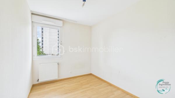 Vous recherchez un bien offrant un accès immédiat à Genève tout en bénéficiant des avantages du marché immobilier français ? 
Découvrez ce superbe appartement T4 idéalement situé à seulement 200 mètres de la douane de Moillesulaz, au pied du tramway reliant directement le centre de Genève.

Situé au 2ᵉ étage d’une résidence avec ascenseur, cet appartement séduit dès l’entrée par ses volumes généreux, sa luminosité remarquable et son agencement parfaitement pensé pour une vie de famille ou un investissement patrimonial de qualité.

Il se compose d’une entrée avec placards, d’une vaste pièce de vie baignée de lumière avec cuisine ouverte sur le séjour, donnant accès à un premier balcon. L’espace nuit comprend une suite parentale avec salle de douches, toilettes privatives et accès direct à un agréable balcon-terrasse, deux chambres supplémentaires, une salle de bains ainsi qu’un WC indépendant.

Les prestations offrent un bon niveau de confort : huisseries PVC double vitrage, volets roulants électriques avec télécommande, interphone, chauffage individuel au gaz, système d’alarme existant et nombreux rangements.

En annexes, vous bénéficierez d’une cave ainsi que d’un garage fermé de type box équipé d’une porte motorisée, un véritable atout dans ce secteur très recherché.

Un emplacement stratégique pour les frontaliers :
À 200 m de la douane de Moillesulaz,
Tramway au pied de l’immeuble,
Accès rapide au centre-ville de Genève,
Commerces, écoles et services accessibles à pied,
Un investissement sécurisé et rentable.

Le bien était précédemment loué en location longue durée pour 2 100 € par mois auxquels s’ajoutaient 100 € de charges, témoignant de la forte attractivité locative du secteur auprès des travailleurs genevois.

Charges de copropriété : environ 740 € par trimestre comprenant l’eau froide, l’entretien des parties communes et l’ascenseur.

Que vous soyez à la recherche de votre résidence principale à proximité immédiate de Genève ou d’un investissement locatif à fort potentiel dans un secteur où la demande reste soutenue, cet appartement constitue une opportunité rare à la frontière suisse.

À visiter sans tarder.