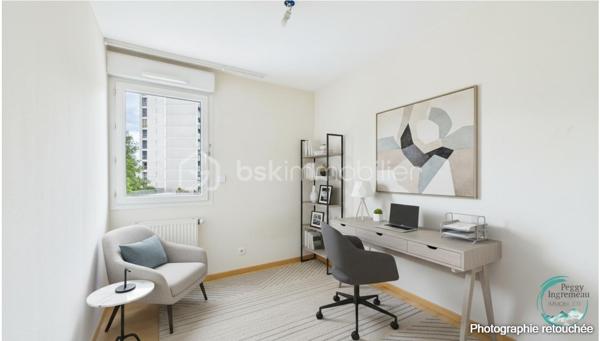 Vous recherchez un bien offrant un accès immédiat à Genève tout en bénéficiant des avantages du marché immobilier français ? 
Découvrez ce superbe appartement T4 idéalement situé à seulement 200 mètres de la douane de Moillesulaz, au pied du tramway reliant directement le centre de Genève.

Situé au 2ᵉ étage d’une résidence avec ascenseur, cet appartement séduit dès l’entrée par ses volumes généreux, sa luminosité remarquable et son agencement parfaitement pensé pour une vie de famille ou un investissement patrimonial de qualité.

Il se compose d’une entrée avec placards, d’une vaste pièce de vie baignée de lumière avec cuisine ouverte sur le séjour, donnant accès à un premier balcon. L’espace nuit comprend une suite parentale avec salle de douches, toilettes privatives et accès direct à un agréable balcon-terrasse, deux chambres supplémentaires, une salle de bains ainsi qu’un WC indépendant.

Les prestations offrent un bon niveau de confort : huisseries PVC double vitrage, volets roulants électriques avec télécommande, interphone, chauffage individuel au gaz, système d’alarme existant et nombreux rangements.

En annexes, vous bénéficierez d’une cave ainsi que d’un garage fermé de type box équipé d’une porte motorisée, un véritable atout dans ce secteur très recherché.

Un emplacement stratégique pour les frontaliers :
À 200 m de la douane de Moillesulaz,
Tramway au pied de l’immeuble,
Accès rapide au centre-ville de Genève,
Commerces, écoles et services accessibles à pied,
Un investissement sécurisé et rentable.

Le bien était précédemment loué en location longue durée pour 2 100 € par mois auxquels s’ajoutaient 100 € de charges, témoignant de la forte attractivité locative du secteur auprès des travailleurs genevois.

Charges de copropriété : environ 740 € par trimestre comprenant l’eau froide, l’entretien des parties communes et l’ascenseur.

Que vous soyez à la recherche de votre résidence principale à proximité immédiate de Genève ou d’un investissement locatif à fort potentiel dans un secteur où la demande reste soutenue, cet appartement constitue une opportunité rare à la frontière suisse.

À visiter sans tarder.
