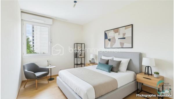 Vous recherchez un bien offrant un accès immédiat à Genève tout en bénéficiant des avantages du marché immobilier français ? 
Découvrez ce superbe appartement T4 idéalement situé à seulement 200 mètres de la douane de Moillesulaz, au pied du tramway reliant directement le centre de Genève.

Situé au 2ᵉ étage d’une résidence avec ascenseur, cet appartement séduit dès l’entrée par ses volumes généreux, sa luminosité remarquable et son agencement parfaitement pensé pour une vie de famille ou un investissement patrimonial de qualité.

Il se compose d’une entrée avec placards, d’une vaste pièce de vie baignée de lumière avec cuisine ouverte sur le séjour, donnant accès à un premier balcon. L’espace nuit comprend une suite parentale avec salle de douches, toilettes privatives et accès direct à un agréable balcon-terrasse, deux chambres supplémentaires, une salle de bains ainsi qu’un WC indépendant.

Les prestations offrent un bon niveau de confort : huisseries PVC double vitrage, volets roulants électriques avec télécommande, interphone, chauffage individuel au gaz, système d’alarme existant et nombreux rangements.

En annexes, vous bénéficierez d’une cave ainsi que d’un garage fermé de type box équipé d’une porte motorisée, un véritable atout dans ce secteur très recherché.

Un emplacement stratégique pour les frontaliers :
À 200 m de la douane de Moillesulaz,
Tramway au pied de l’immeuble,
Accès rapide au centre-ville de Genève,
Commerces, écoles et services accessibles à pied,
Un investissement sécurisé et rentable.

Le bien était précédemment loué en location longue durée pour 2 100 € par mois auxquels s’ajoutaient 100 € de charges, témoignant de la forte attractivité locative du secteur auprès des travailleurs genevois.

Charges de copropriété : environ 740 € par trimestre comprenant l’eau froide, l’entretien des parties communes et l’ascenseur.

Que vous soyez à la recherche de votre résidence principale à proximité immédiate de Genève ou d’un investissement locatif à fort potentiel dans un secteur où la demande reste soutenue, cet appartement constitue une opportunité rare à la frontière suisse.

À visiter sans tarder.
