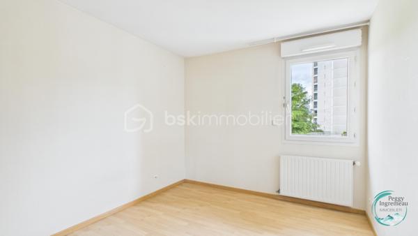 Vous recherchez un bien offrant un accès immédiat à Genève tout en bénéficiant des avantages du marché immobilier français ? 
Découvrez ce superbe appartement T4 idéalement situé à seulement 200 mètres de la douane de Moillesulaz, au pied du tramway reliant directement le centre de Genève.

Situé au 2ᵉ étage d’une résidence avec ascenseur, cet appartement séduit dès l’entrée par ses volumes généreux, sa luminosité remarquable et son agencement parfaitement pensé pour une vie de famille ou un investissement patrimonial de qualité.

Il se compose d’une entrée avec placards, d’une vaste pièce de vie baignée de lumière avec cuisine ouverte sur le séjour, donnant accès à un premier balcon. L’espace nuit comprend une suite parentale avec salle de douches, toilettes privatives et accès direct à un agréable balcon-terrasse, deux chambres supplémentaires, une salle de bains ainsi qu’un WC indépendant.

Les prestations offrent un bon niveau de confort : huisseries PVC double vitrage, volets roulants électriques avec télécommande, interphone, chauffage individuel au gaz, système d’alarme existant et nombreux rangements.

En annexes, vous bénéficierez d’une cave ainsi que d’un garage fermé de type box équipé d’une porte motorisée, un véritable atout dans ce secteur très recherché.

Un emplacement stratégique pour les frontaliers :
À 200 m de la douane de Moillesulaz,
Tramway au pied de l’immeuble,
Accès rapide au centre-ville de Genève,
Commerces, écoles et services accessibles à pied,
Un investissement sécurisé et rentable.

Le bien était précédemment loué en location longue durée pour 2 100 € par mois auxquels s’ajoutaient 100 € de charges, témoignant de la forte attractivité locative du secteur auprès des travailleurs genevois.

Charges de copropriété : environ 740 € par trimestre comprenant l’eau froide, l’entretien des parties communes et l’ascenseur.

Que vous soyez à la recherche de votre résidence principale à proximité immédiate de Genève ou d’un investissement locatif à fort potentiel dans un secteur où la demande reste soutenue, cet appartement constitue une opportunité rare à la frontière suisse.

À visiter sans tarder.
