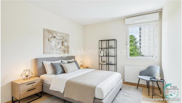 Vous recherchez un bien offrant un accès immédiat à Genève tout en bénéficiant des avantages du marché immobilier français ? 
Découvrez ce superbe appartement T4 idéalement situé à seulement 200 mètres de la douane de Moillesulaz, au pied du tramway reliant directement le centre de Genève.

Situé au 2ᵉ étage d’une résidence avec ascenseur, cet appartement séduit dès l’entrée par ses volumes généreux, sa luminosité remarquable et son agencement parfaitement pensé pour une vie de famille ou un investissement patrimonial de qualité.

Il se compose d’une entrée avec placards, d’une vaste pièce de vie baignée de lumière avec cuisine ouverte sur le séjour, donnant accès à un premier balcon. L’espace nuit comprend une suite parentale avec salle de douches, toilettes privatives et accès direct à un agréable balcon-terrasse, deux chambres supplémentaires, une salle de bains ainsi qu’un WC indépendant.

Les prestations offrent un bon niveau de confort : huisseries PVC double vitrage, volets roulants électriques avec télécommande, interphone, chauffage individuel au gaz, système d’alarme existant et nombreux rangements.

En annexes, vous bénéficierez d’une cave ainsi que d’un garage fermé de type box équipé d’une porte motorisée, un véritable atout dans ce secteur très recherché.

Un emplacement stratégique pour les frontaliers :
À 200 m de la douane de Moillesulaz,
Tramway au pied de l’immeuble,
Accès rapide au centre-ville de Genève,
Commerces, écoles et services accessibles à pied,
Un investissement sécurisé et rentable.

Le bien était précédemment loué en location longue durée pour 2 100 € par mois auxquels s’ajoutaient 100 € de charges, témoignant de la forte attractivité locative du secteur auprès des travailleurs genevois.

Charges de copropriété : environ 740 € par trimestre comprenant l’eau froide, l’entretien des parties communes et l’ascenseur.

Que vous soyez à la recherche de votre résidence principale à proximité immédiate de Genève ou d’un investissement locatif à fort potentiel dans un secteur où la demande reste soutenue, cet appartement constitue une opportunité rare à la frontière suisse.

À visiter sans tarder.