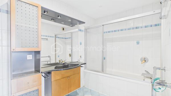 Vous recherchez un bien offrant un accès immédiat à Genève tout en bénéficiant des avantages du marché immobilier français ? 
Découvrez ce superbe appartement T4 idéalement situé à seulement 200 mètres de la douane de Moillesulaz, au pied du tramway reliant directement le centre de Genève.

Situé au 2ᵉ étage d’une résidence avec ascenseur, cet appartement séduit dès l’entrée par ses volumes généreux, sa luminosité remarquable et son agencement parfaitement pensé pour une vie de famille ou un investissement patrimonial de qualité.

Il se compose d’une entrée avec placards, d’une vaste pièce de vie baignée de lumière avec cuisine ouverte sur le séjour, donnant accès à un premier balcon. L’espace nuit comprend une suite parentale avec salle de douches, toilettes privatives et accès direct à un agréable balcon-terrasse, deux chambres supplémentaires, une salle de bains ainsi qu’un WC indépendant.

Les prestations offrent un bon niveau de confort : huisseries PVC double vitrage, volets roulants électriques avec télécommande, interphone, chauffage individuel au gaz, système d’alarme existant et nombreux rangements.

En annexes, vous bénéficierez d’une cave ainsi que d’un garage fermé de type box équipé d’une porte motorisée, un véritable atout dans ce secteur très recherché.

Un emplacement stratégique pour les frontaliers :
À 200 m de la douane de Moillesulaz,
Tramway au pied de l’immeuble,
Accès rapide au centre-ville de Genève,
Commerces, écoles et services accessibles à pied,
Un investissement sécurisé et rentable.

Le bien était précédemment loué en location longue durée pour 2 100 € par mois auxquels s’ajoutaient 100 € de charges, témoignant de la forte attractivité locative du secteur auprès des travailleurs genevois.

Charges de copropriété : environ 740 € par trimestre comprenant l’eau froide, l’entretien des parties communes et l’ascenseur.

Que vous soyez à la recherche de votre résidence principale à proximité immédiate de Genève ou d’un investissement locatif à fort potentiel dans un secteur où la demande reste soutenue, cet appartement constitue une opportunité rare à la frontière suisse.

À visiter sans tarder.