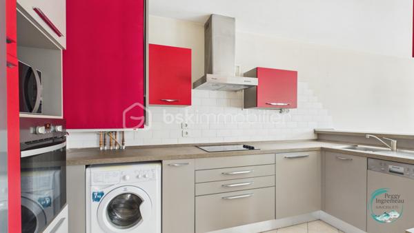 Vous recherchez un bien offrant un accès immédiat à Genève tout en bénéficiant des avantages du marché immobilier français ? 
Découvrez ce superbe appartement T4 idéalement situé à seulement 200 mètres de la douane de Moillesulaz, au pied du tramway reliant directement le centre de Genève.

Situé au 2ᵉ étage d’une résidence avec ascenseur, cet appartement séduit dès l’entrée par ses volumes généreux, sa luminosité remarquable et son agencement parfaitement pensé pour une vie de famille ou un investissement patrimonial de qualité.

Il se compose d’une entrée avec placards, d’une vaste pièce de vie baignée de lumière avec cuisine ouverte sur le séjour, donnant accès à un premier balcon. L’espace nuit comprend une suite parentale avec salle de douches, toilettes privatives et accès direct à un agréable balcon-terrasse, deux chambres supplémentaires, une salle de bains ainsi qu’un WC indépendant.

Les prestations offrent un bon niveau de confort : huisseries PVC double vitrage, volets roulants électriques avec télécommande, interphone, chauffage individuel au gaz, système d’alarme existant et nombreux rangements.

En annexes, vous bénéficierez d’une cave ainsi que d’un garage fermé de type box équipé d’une porte motorisée, un véritable atout dans ce secteur très recherché.

Un emplacement stratégique pour les frontaliers :
À 200 m de la douane de Moillesulaz,
Tramway au pied de l’immeuble,
Accès rapide au centre-ville de Genève,
Commerces, écoles et services accessibles à pied,
Un investissement sécurisé et rentable.

Le bien était précédemment loué en location longue durée pour 2 100 € par mois auxquels s’ajoutaient 100 € de charges, témoignant de la forte attractivité locative du secteur auprès des travailleurs genevois.

Charges de copropriété : environ 740 € par trimestre comprenant l’eau froide, l’entretien des parties communes et l’ascenseur.

Que vous soyez à la recherche de votre résidence principale à proximité immédiate de Genève ou d’un investissement locatif à fort potentiel dans un secteur où la demande reste soutenue, cet appartement constitue une opportunité rare à la frontière suisse.

À visiter sans tarder.
