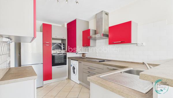 Vous recherchez un bien offrant un accès immédiat à Genève tout en bénéficiant des avantages du marché immobilier français ? 
Découvrez ce superbe appartement T4 idéalement situé à seulement 200 mètres de la douane de Moillesulaz, au pied du tramway reliant directement le centre de Genève.

Situé au 2ᵉ étage d’une résidence avec ascenseur, cet appartement séduit dès l’entrée par ses volumes généreux, sa luminosité remarquable et son agencement parfaitement pensé pour une vie de famille ou un investissement patrimonial de qualité.

Il se compose d’une entrée avec placards, d’une vaste pièce de vie baignée de lumière avec cuisine ouverte sur le séjour, donnant accès à un premier balcon. L’espace nuit comprend une suite parentale avec salle de douches, toilettes privatives et accès direct à un agréable balcon-terrasse, deux chambres supplémentaires, une salle de bains ainsi qu’un WC indépendant.

Les prestations offrent un bon niveau de confort : huisseries PVC double vitrage, volets roulants électriques avec télécommande, interphone, chauffage individuel au gaz, système d’alarme existant et nombreux rangements.

En annexes, vous bénéficierez d’une cave ainsi que d’un garage fermé de type box équipé d’une porte motorisée, un véritable atout dans ce secteur très recherché.

Un emplacement stratégique pour les frontaliers :
À 200 m de la douane de Moillesulaz,
Tramway au pied de l’immeuble,
Accès rapide au centre-ville de Genève,
Commerces, écoles et services accessibles à pied,
Un investissement sécurisé et rentable.

Le bien était précédemment loué en location longue durée pour 2 100 € par mois auxquels s’ajoutaient 100 € de charges, témoignant de la forte attractivité locative du secteur auprès des travailleurs genevois.

Charges de copropriété : environ 740 € par trimestre comprenant l’eau froide, l’entretien des parties communes et l’ascenseur.

Que vous soyez à la recherche de votre résidence principale à proximité immédiate de Genève ou d’un investissement locatif à fort potentiel dans un secteur où la demande reste soutenue, cet appartement constitue une opportunité rare à la frontière suisse.

À visiter sans tarder.
