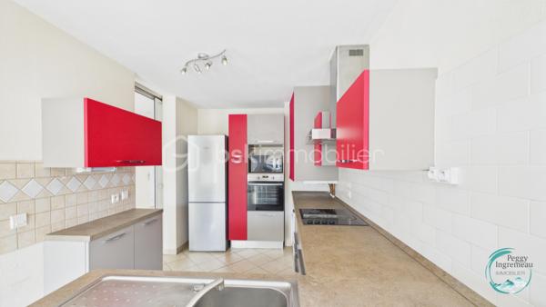 Vous recherchez un bien offrant un accès immédiat à Genève tout en bénéficiant des avantages du marché immobilier français ? 
Découvrez ce superbe appartement T4 idéalement situé à seulement 200 mètres de la douane de Moillesulaz, au pied du tramway reliant directement le centre de Genève.

Situé au 2ᵉ étage d’une résidence avec ascenseur, cet appartement séduit dès l’entrée par ses volumes généreux, sa luminosité remarquable et son agencement parfaitement pensé pour une vie de famille ou un investissement patrimonial de qualité.

Il se compose d’une entrée avec placards, d’une vaste pièce de vie baignée de lumière avec cuisine ouverte sur le séjour, donnant accès à un premier balcon. L’espace nuit comprend une suite parentale avec salle de douches, toilettes privatives et accès direct à un agréable balcon-terrasse, deux chambres supplémentaires, une salle de bains ainsi qu’un WC indépendant.

Les prestations offrent un bon niveau de confort : huisseries PVC double vitrage, volets roulants électriques avec télécommande, interphone, chauffage individuel au gaz, système d’alarme existant et nombreux rangements.

En annexes, vous bénéficierez d’une cave ainsi que d’un garage fermé de type box équipé d’une porte motorisée, un véritable atout dans ce secteur très recherché.

Un emplacement stratégique pour les frontaliers :
À 200 m de la douane de Moillesulaz,
Tramway au pied de l’immeuble,
Accès rapide au centre-ville de Genève,
Commerces, écoles et services accessibles à pied,
Un investissement sécurisé et rentable.

Le bien était précédemment loué en location longue durée pour 2 100 € par mois auxquels s’ajoutaient 100 € de charges, témoignant de la forte attractivité locative du secteur auprès des travailleurs genevois.

Charges de copropriété : environ 740 € par trimestre comprenant l’eau froide, l’entretien des parties communes et l’ascenseur.

Que vous soyez à la recherche de votre résidence principale à proximité immédiate de Genève ou d’un investissement locatif à fort potentiel dans un secteur où la demande reste soutenue, cet appartement constitue une opportunité rare à la frontière suisse.

À visiter sans tarder.