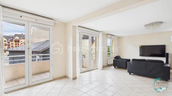 Vous recherchez un bien offrant un accès immédiat à Genève tout en bénéficiant des avantages du marché immobilier français ? 
Découvrez ce superbe appartement T4 idéalement situé à seulement 200 mètres de la douane de Moillesulaz, au pied du tramway reliant directement le centre de Genève.

Situé au 2ᵉ étage d’une résidence avec ascenseur, cet appartement séduit dès l’entrée par ses volumes généreux, sa luminosité remarquable et son agencement parfaitement pensé pour une vie de famille ou un investissement patrimonial de qualité.

Il se compose d’une entrée avec placards, d’une vaste pièce de vie baignée de lumière avec cuisine ouverte sur le séjour, donnant accès à un premier balcon. L’espace nuit comprend une suite parentale avec salle de douches, toilettes privatives et accès direct à un agréable balcon-terrasse, deux chambres supplémentaires, une salle de bains ainsi qu’un WC indépendant.

Les prestations offrent un bon niveau de confort : huisseries PVC double vitrage, volets roulants électriques avec télécommande, interphone, chauffage individuel au gaz, système d’alarme existant et nombreux rangements.

En annexes, vous bénéficierez d’une cave ainsi que d’un garage fermé de type box équipé d’une porte motorisée, un véritable atout dans ce secteur très recherché.

Un emplacement stratégique pour les frontaliers :
À 200 m de la douane de Moillesulaz,
Tramway au pied de l’immeuble,
Accès rapide au centre-ville de Genève,
Commerces, écoles et services accessibles à pied,
Un investissement sécurisé et rentable.

Le bien était précédemment loué en location longue durée pour 2 100 € par mois auxquels s’ajoutaient 100 € de charges, témoignant de la forte attractivité locative du secteur auprès des travailleurs genevois.

Charges de copropriété : environ 740 € par trimestre comprenant l’eau froide, l’entretien des parties communes et l’ascenseur.

Que vous soyez à la recherche de votre résidence principale à proximité immédiate de Genève ou d’un investissement locatif à fort potentiel dans un secteur où la demande reste soutenue, cet appartement constitue une opportunité rare à la frontière suisse.

À visiter sans tarder.