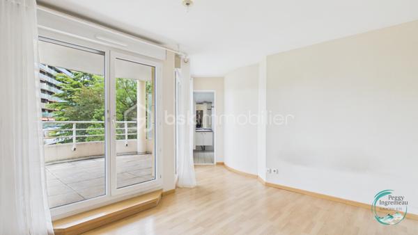 Vous recherchez un bien offrant un accès immédiat à Genève tout en bénéficiant des avantages du marché immobilier français ? 
Découvrez ce superbe appartement T4 idéalement situé à seulement 200 mètres de la douane de Moillesulaz, au pied du tramway reliant directement le centre de Genève.

Situé au 2ᵉ étage d’une résidence avec ascenseur, cet appartement séduit dès l’entrée par ses volumes généreux, sa luminosité remarquable et son agencement parfaitement pensé pour une vie de famille ou un investissement patrimonial de qualité.

Il se compose d’une entrée avec placards, d’une vaste pièce de vie baignée de lumière avec cuisine ouverte sur le séjour, donnant accès à un premier balcon. L’espace nuit comprend une suite parentale avec salle de douches, toilettes privatives et accès direct à un agréable balcon-terrasse, deux chambres supplémentaires, une salle de bains ainsi qu’un WC indépendant.

Les prestations offrent un bon niveau de confort : huisseries PVC double vitrage, volets roulants électriques avec télécommande, interphone, chauffage individuel au gaz, système d’alarme existant et nombreux rangements.

En annexes, vous bénéficierez d’une cave ainsi que d’un garage fermé de type box équipé d’une porte motorisée, un véritable atout dans ce secteur très recherché.

Un emplacement stratégique pour les frontaliers :
À 200 m de la douane de Moillesulaz,
Tramway au pied de l’immeuble,
Accès rapide au centre-ville de Genève,
Commerces, écoles et services accessibles à pied,
Un investissement sécurisé et rentable.

Le bien était précédemment loué en location longue durée pour 2 100 € par mois auxquels s’ajoutaient 100 € de charges, témoignant de la forte attractivité locative du secteur auprès des travailleurs genevois.

Charges de copropriété : environ 740 € par trimestre comprenant l’eau froide, l’entretien des parties communes et l’ascenseur.

Que vous soyez à la recherche de votre résidence principale à proximité immédiate de Genève ou d’un investissement locatif à fort potentiel dans un secteur où la demande reste soutenue, cet appartement constitue une opportunité rare à la frontière suisse.

À visiter sans tarder.